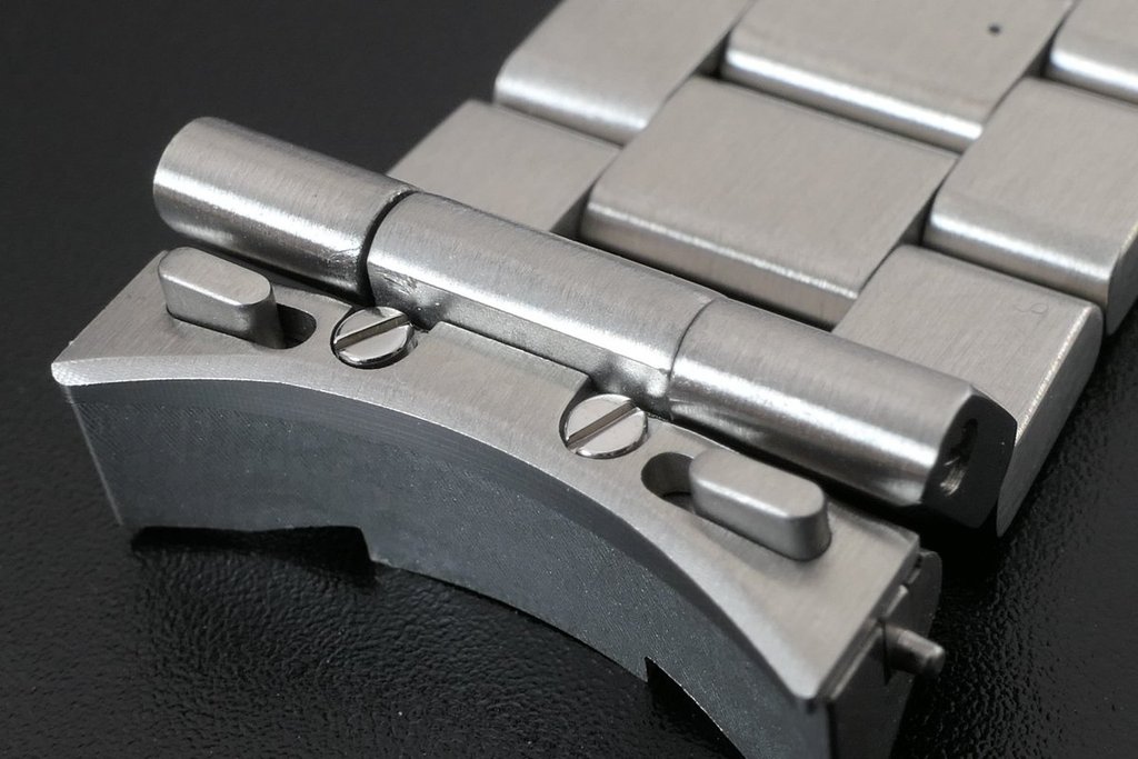 the quick-change mechanism of the strap